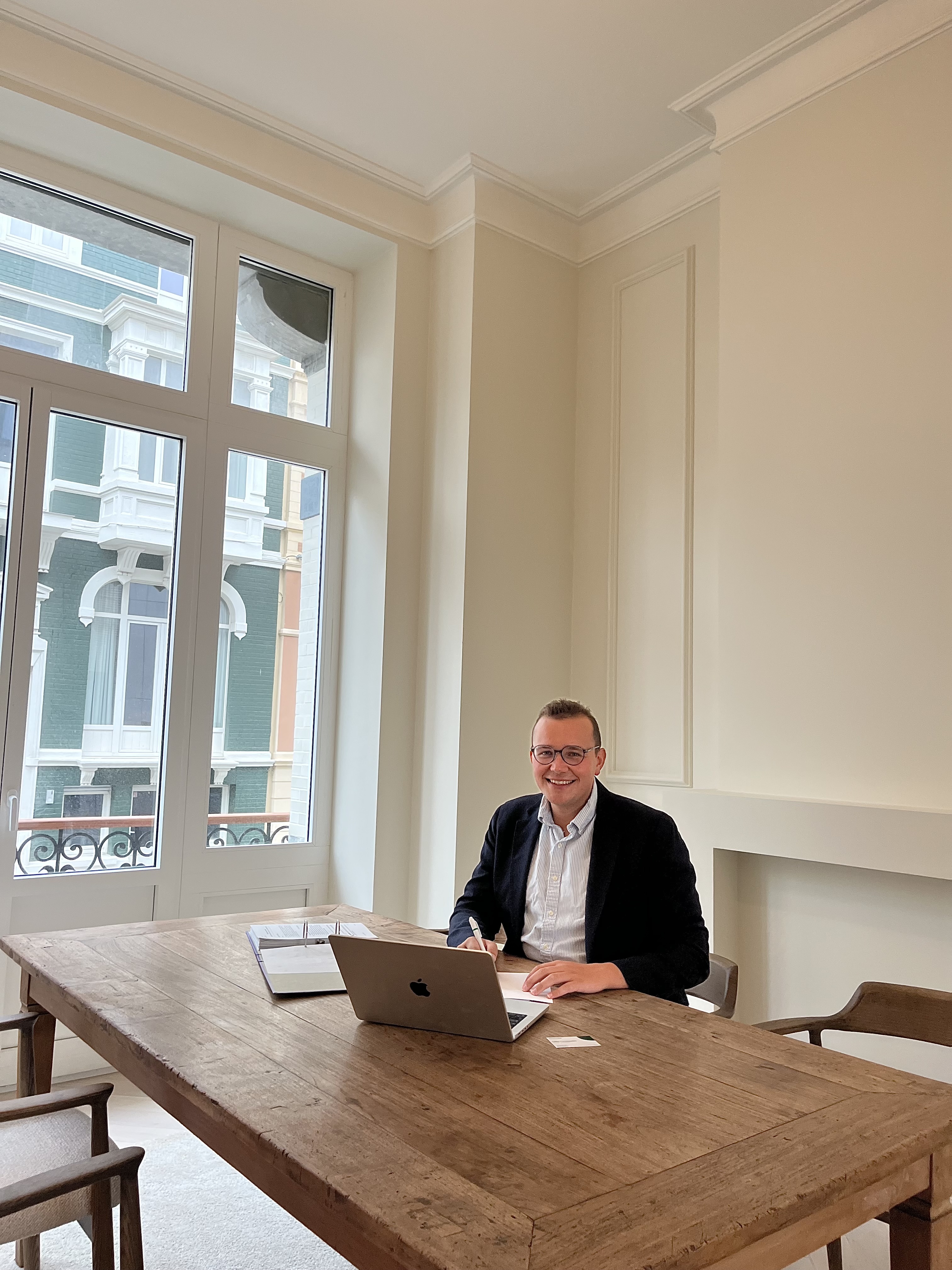 Adviseur van Nova Credit aan tafel